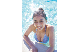 乃木坂46井上和、プールで弾ける笑顔のビキニショット 1st写真集先行カット解禁【モノローグ】 画像