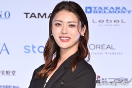 井手上漠、ショーパンから美脚スラリ 韓国満喫ショットに「ビジュ爆発」「いつもと雰囲気違う」と絶賛の声 画像