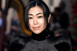 宇多田ヒカル「コーチェラ」出演時のオフショット公開 美脚際立つドレス姿に「オーラが半端ない」「日本の歌姫」と反響 画像