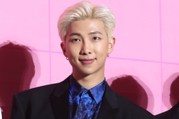 BTS・RM「日本に来てたの？」「レアな姿」と反響 制服でテーマパーク・マック来店…プラベショット大量放出