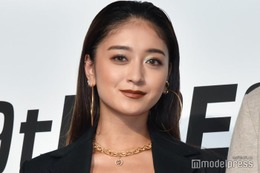 みちょぱ、ミニ丈ゴルフウェア姿で美脚披露「スイングもスタイルも完璧」「綺麗」と反響