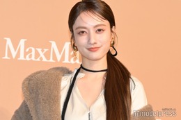 谷まりあ、色白美脚輝くミニスカ姿披露「お人形さんみたい」「珍しい」の声