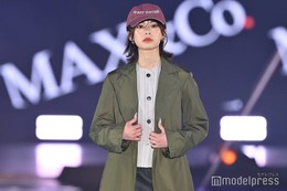 安斉星来、ミニスカから美脚スラリ クールなオーラ漂う【GirlsAward 2025SS】