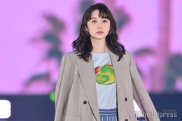 田鍋梨々花、ハイウエストショーパンからほっそり美脚際立つ【GirlsAward 2025SS】
