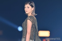 みちょぱ、透かし編みニット×大胆スリットの肌見せコーデで登場【GirlsAward 2025SS】
