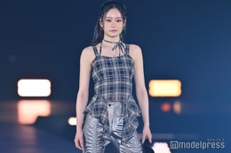 なごみ、タンクトップコーデで美肌見せ【GirlsAward 2025SS】
