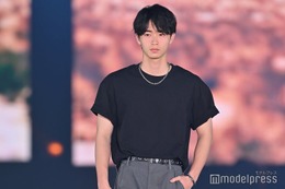 野村康太、ランウェイ登場で歓声沸く オーバーサイズ着こなす【GirlsAward 2025SS】