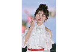 CANDY TUNE立花琴未、美スタイル輝く全身ホワイトコーデ “メンバーカラー”赤がアクセント【GirlsAward 2025SS】 画像