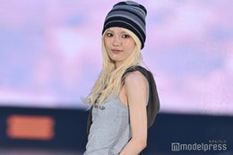 Girls2鶴屋美咲、サングラス外しがクール 色白素肌輝くタンクトップ姿【GirlsAward 2025SS】