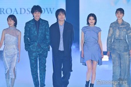 奥平大兼・出口夏希・佐野晶哉ら『か「」く「」し「」ご「」と「』キャスト「ガルアワ」に集結 ドレスアップでお揃い“「」ポーズ”【GirlsAward 2025SS】