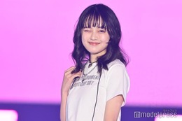 上坂樹里、シルバーチェーンが新鮮 白T×デニムのシンプルコーデ【GirlsAward 2025SS】