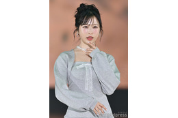 AKB48小栗有以、ガーリーミニワンピ姿でランウェイ 美脚スラリ【GirlsAward 2025SS】