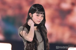 Girls2原田都愛、美脚際立つストリートコーデ ヌーディーリップがクール【GirlsAward 2025SS】