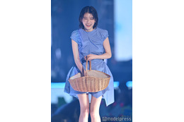 出口夏希、背中ざっくりミニワンピで抜群スタイル【GirlsAward 2025SS】