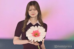 紺野彩夏、白バルーンスカートで美脚披露【GirlsAward 2025SS】 画像