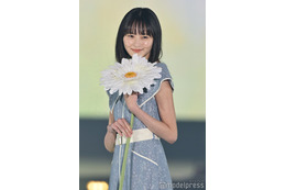 乃木坂46遠藤さくら、大きめ襟がキュート ブルー×レースの上品コーデ【GirlsAward 2025SS】 画像