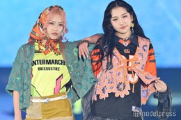 UN1CON・KOKORO＆JOA、2人揃ってミニ丈で美スタイル カラフルコーデで存在感【GirlsAward 2025SS】