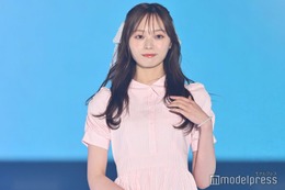 乃木坂46梅澤美波、春っぽピンクワンピでキュートに決める【GirlsAward 2025SS】
