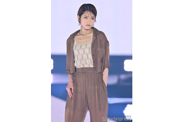 元乃木坂46若月佑美、ショート丈で美スタイル 夏先取りルック【GirlsAward 2025SS】