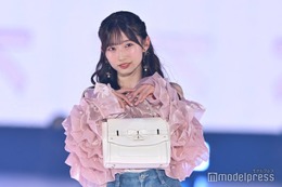 僕が見たかった青空・早崎すずき、オフショルトップスで美デコルテ披露【GirlsAward 2025SS】