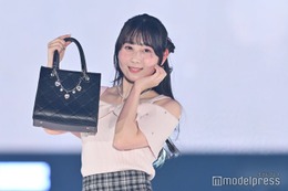 SKE48井上瑠夏、肩開きトップスで上品な雰囲気 目元にラメ輝く【GirlsAward 2025SS】