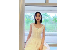 のん、美デコルテ全開の白ワンピ姿にファン悶絶「こんな彼女が欲しい」「素敵な私服」