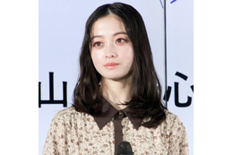 橋本環奈、真剣な眼差しの『天久鷹央の推理カルテ』オフSHOTに「凛々しくて可愛い」「どの角度も最高」の声