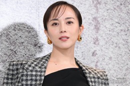 比嘉愛未、美背中ざっくりドレス姿披露「大胆」「美しすぎる」の声