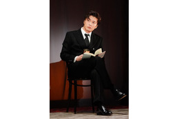 田中圭、主演舞台開幕「陽気な幽霊」初日レポート＆写真公開