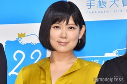 絢香、美人母との幼少期ショット＆娘たちとの手繋ぎ写真公開「そっくり」「娘さん大きくなってる」の声 画像