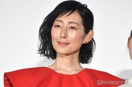 木村多江、両親との幼少期3ショット公開「優しい雰囲気そっくり」「お揃いの服可愛い」と反響