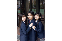 “ハロプロ次世代エース候補”弓桁朱琴・石井泉羽・上村麗菜、制服姿で魅了「少年サンデー」表紙登場