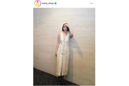 飯豊まりえ、胸元ざっくりのワンピコーデにファンうっとり「超絶美しい」「色気が最強」