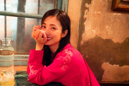 上戸彩、15年ぶり写真集決定 寝起き・ピュアな表情…俳優デビュー25周年で多彩な魅力放つ【Midday Reverie】