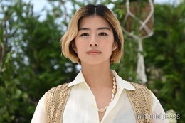 佐久間由衣、金髪合わせのワントーンコーデで美脚輝く 「砂漠で1人でキャンプ」モロッコでの経験明かす【ラルフ ローレン ザ ハンプトンズ ガーデン】