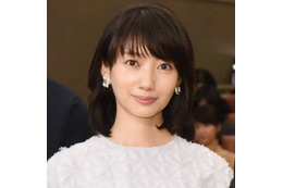 波瑠、ホワイトコーデの美麗SHOTにファンうっとり「指先まで綺麗すぎる」「上品で素敵」