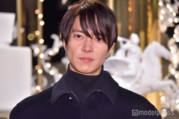 山下智久、傘をささず雨の渋谷楽しむオフショット話題「オーラ隠せてない」「遭遇したい」