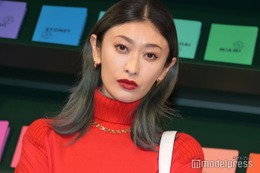 山田優、ウエスト大胆開きコーデで抜群スタイル披露「セクシー」「着こなしカッコいい」と反響