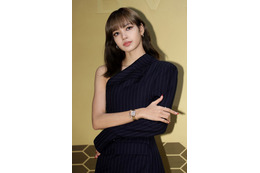 BLACKPINKリサ、大胆衣装で美背中披露「セクシー」「美しすぎる」と話題