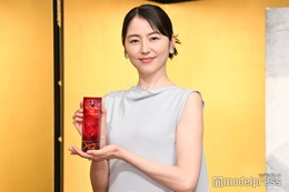 長澤まさみ「正三角関係」稽古期間を回顧「演劇学校に通っているんじゃないかと」スリットドレス姿で登場【第50回菊田一夫演劇賞】