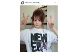 「可愛いママ」田中れいな、アニメ柄Tシャツを着こなしたピースSHOTに反響「何着ても似合う」