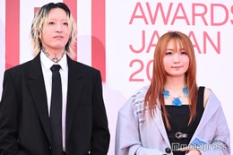 YOASOBI、レッドカーペットでお揃いスタイリング披露【MUSIC AWARDS JAPAN】