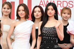 NiziU、モノトーンドレスでシックな装い【MUSIC AWARDS JAPAN】