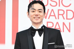 菅田将暉、タキシード姿で颯爽とレカペ締めくくり 国際音楽賞第1回目の司会に意気込みも【MUSIC AWARDS JAPAN】 画像