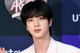 BTSジン、USJでのオフショット大量投稿「マリオのベスト似合う」「ホグワーツ城とのコラボ最高」と反響