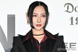 ファーストサマーウイカ、美谷間のぞく白ワンピ姿が話題「色気すごい」「雰囲気違う」