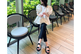 甘さときちんと感の絶妙バランス！パフスリーブ×黒パンツで好印象を狙って【40代の毎日コーデ】