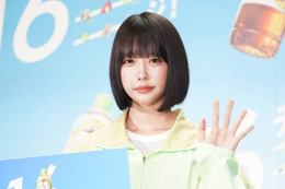 ano、爽やかなカジュアル衣装でイベントに登場！“フラフープチャレンジ”経て新垣結衣に尊敬のまなざし