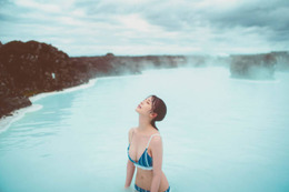 長濱ねる、ほっそり美ボディ際立つ水着姿を披露！アイスランドの「ブルーラグーン」で開放的に 画像