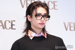 Stray Kidsヒョンジン、水着姿で鍛え上げた美背中披露「造形がすごすぎ」「可愛い表情とのギャップに悶絶」の声